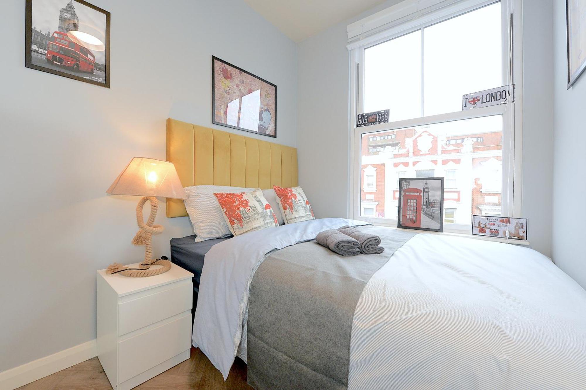 Ferienwohnung 2 Bed Terraced Flat Piccadilly Line London Exterior foto