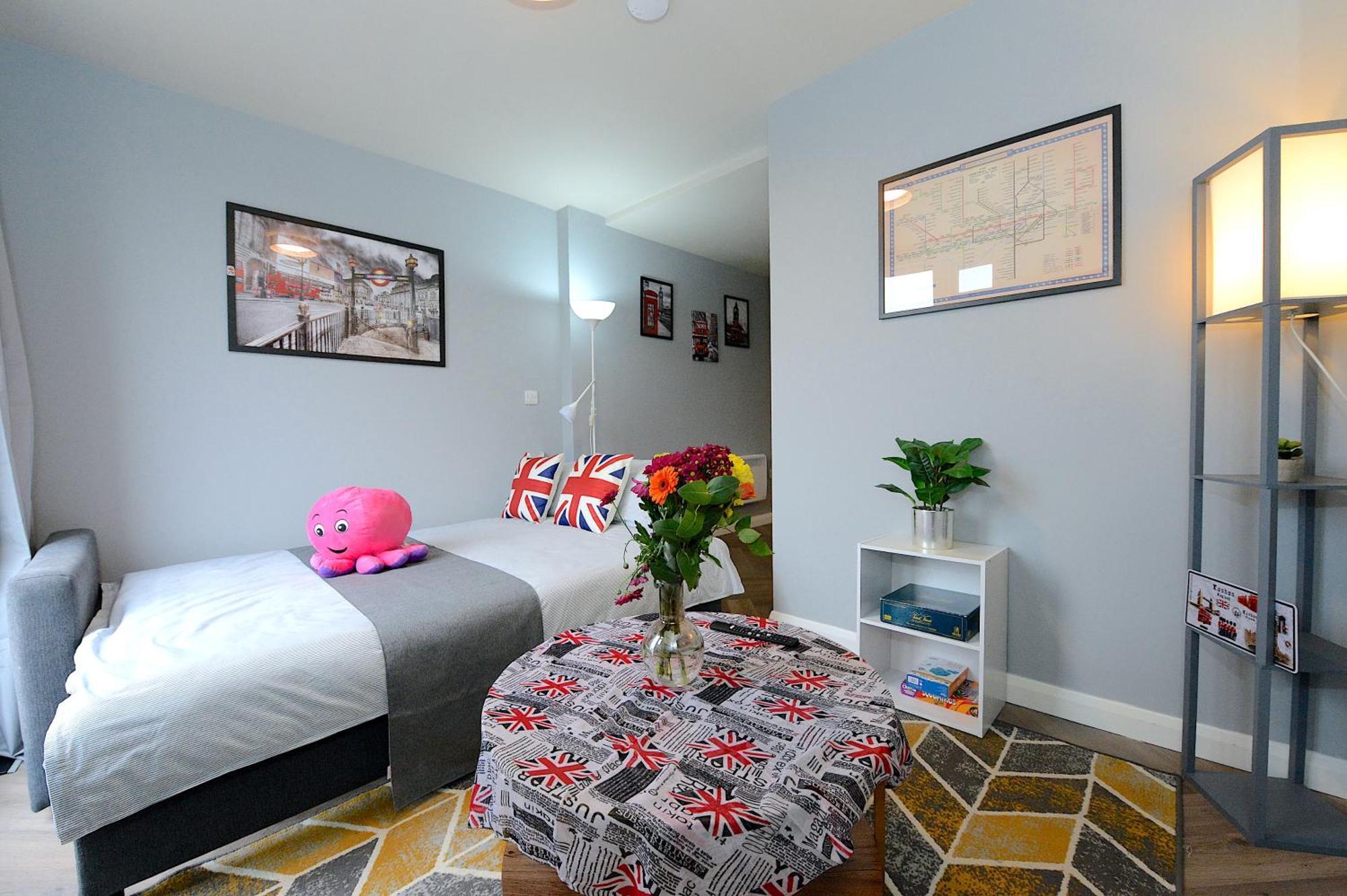 Ferienwohnung 2 Bed Terraced Flat Piccadilly Line London Exterior foto