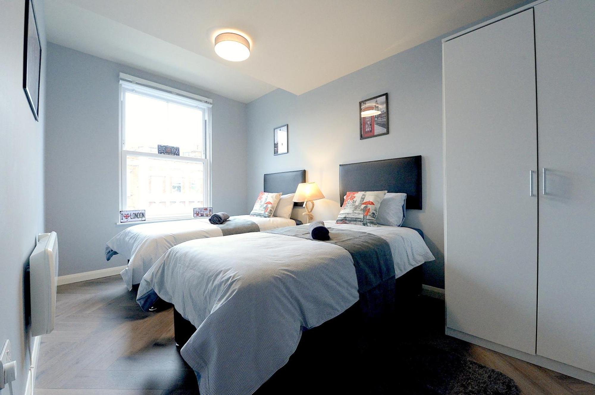 Ferienwohnung 2 Bed Terraced Flat Piccadilly Line London Exterior foto